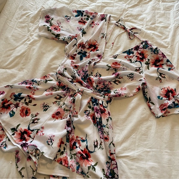 Trixxi Belted Floral Romper White Size L - NWOT - Picture 3 of 6